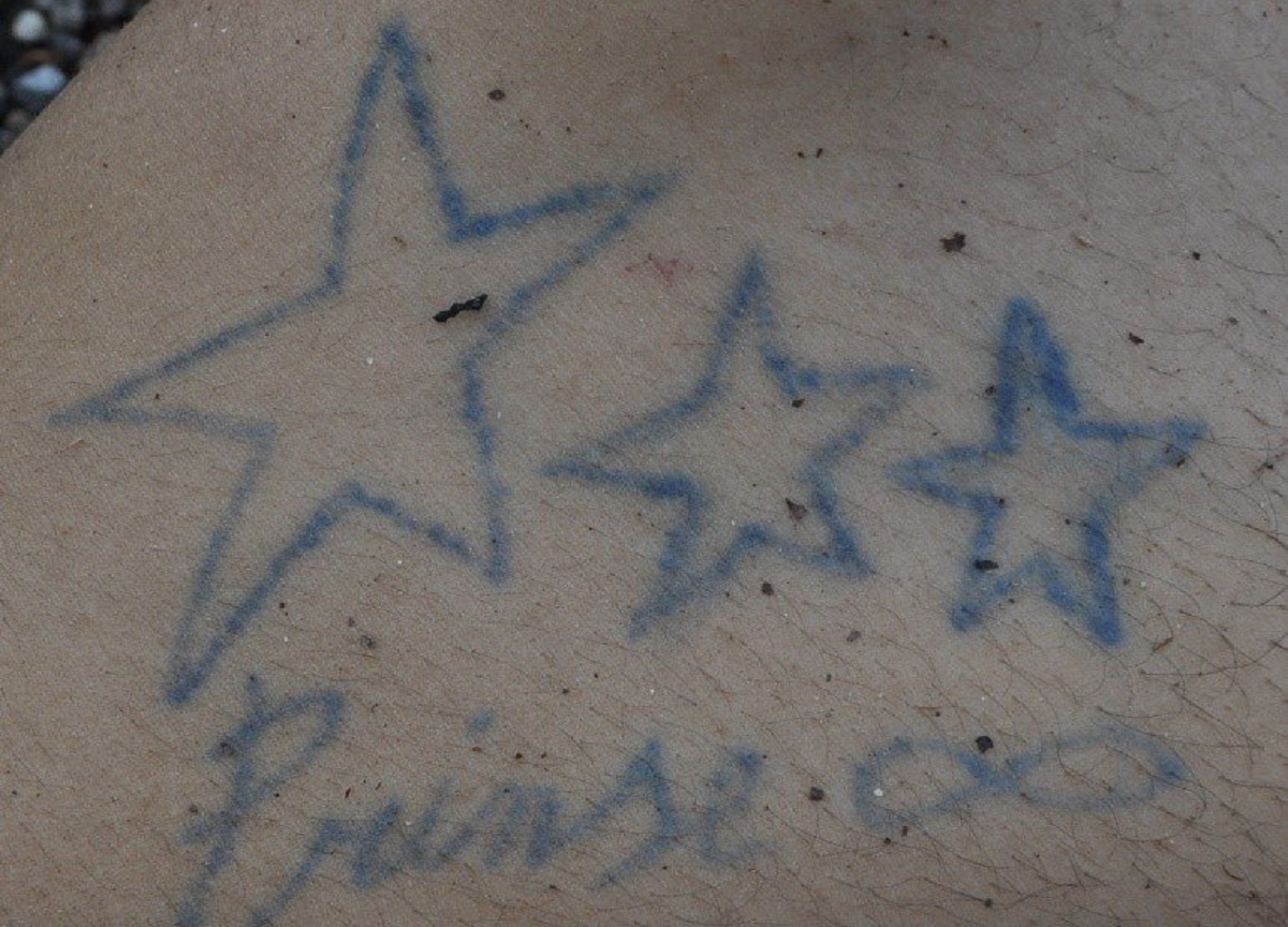 Uomo ucciso e abbandonato nel Milanese: la questura diffonde i tatuaggi. FOTO