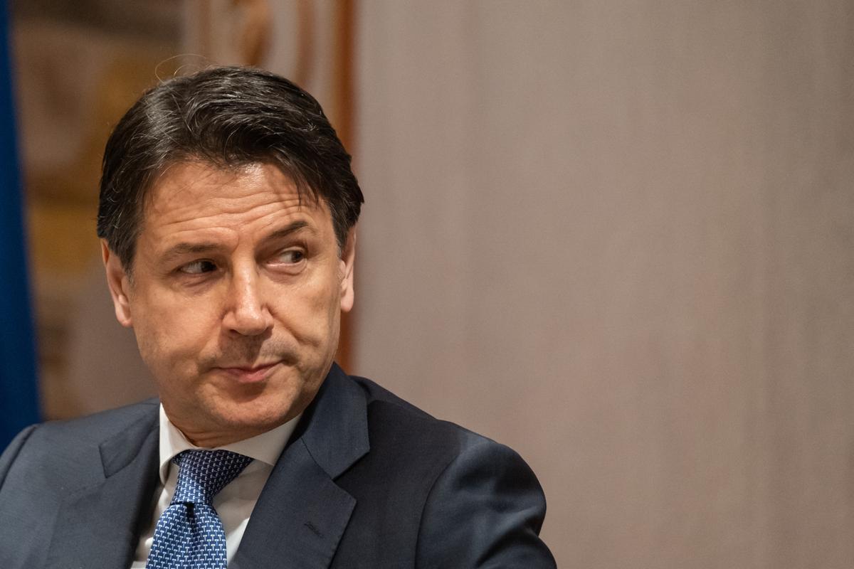 Conte detta la linea (pacifista) a Draghi, Letta, Di Maio e Centrodestra Conte detta la linea (pacifista) a Draghi, Letta, Di Maio e Centrodestra