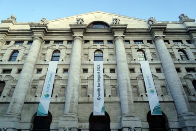 Piazza Affari in rally (+2,84%). Spread e rendimenti in calo
