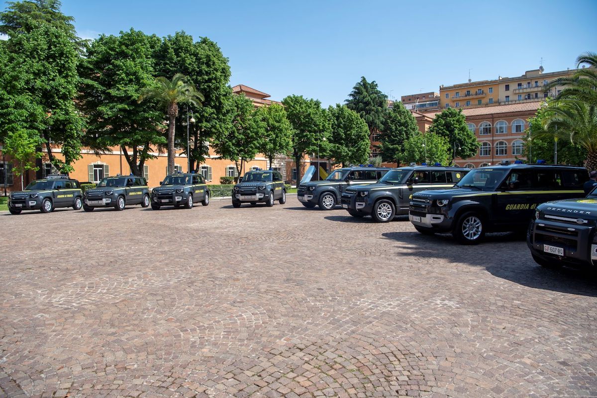 La nuova Land Rover Defender veste la divisa della Guardia di Finanza