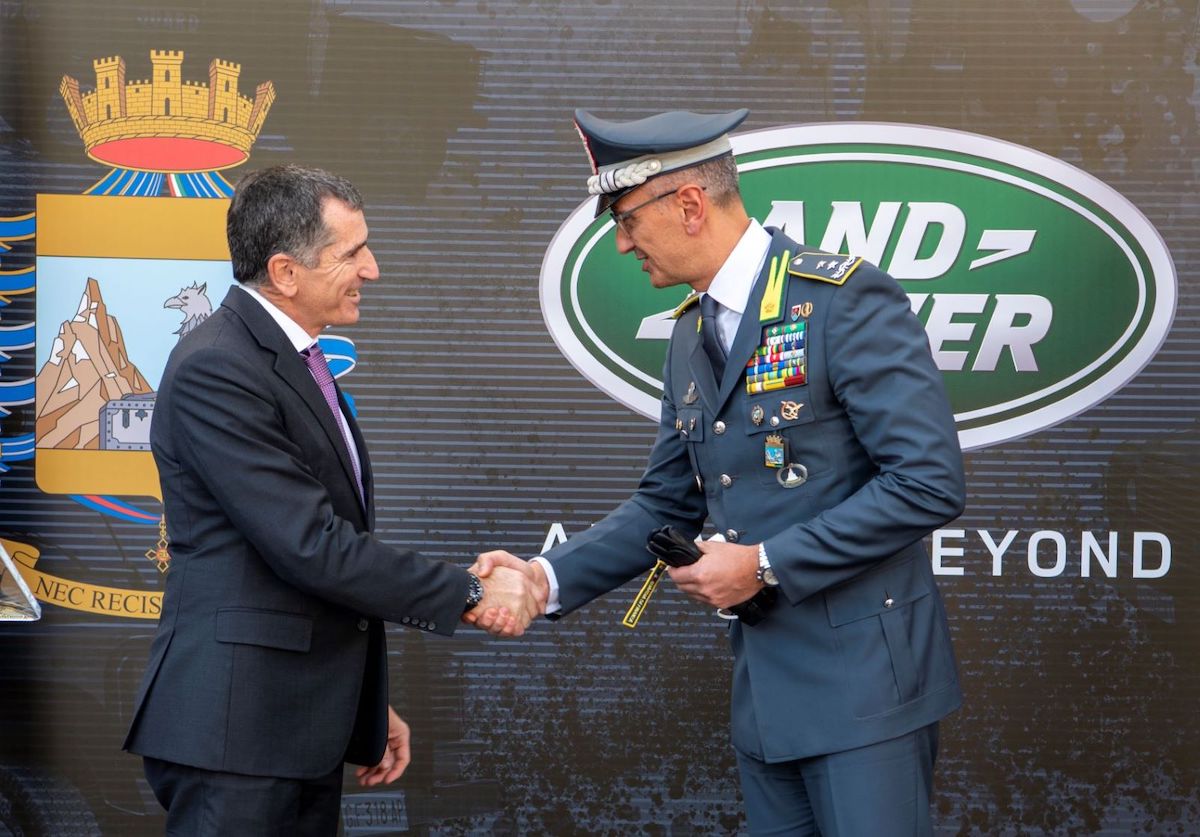 La nuova Land Rover Defender veste la divisa della Guardia di Finanza