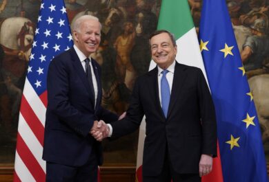 Ucraina, Draghi: “Tutti a un tavolo per la pace, Biden chiami Putin”