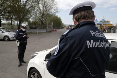 Prato, vendicatore punisce gli automobilisti indisciplinati