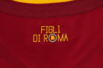 Svelata la nuova maglia Home della Roma. Torna il lupetto anni 30 e 50