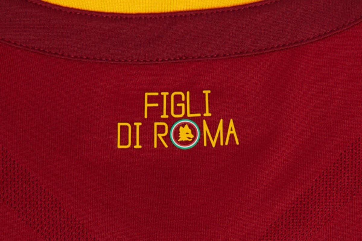 Svelata la nuova maglia Home della Roma. Torna il lupetto anni 30 e 50 Svelata la nuova maglia Home della Roma. Torna il lupetto anni 30 e 50