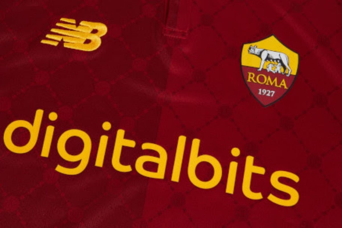 Svelata la nuova maglia Home della Roma. Torna il lupetto anni 30 e 50 Svelata la nuova maglia Home della Roma. Torna il lupetto anni 30 e 50