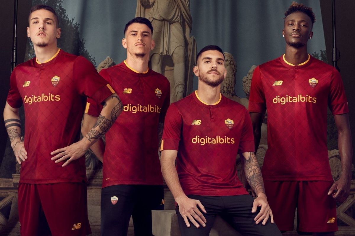 Svelata la nuova maglia Home della Roma. Torna il lupetto anni 30 e 50 Svelata la nuova maglia Home della Roma. Torna il lupetto anni 30 e 50