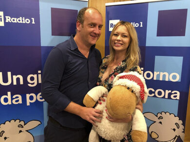 Anna Falchi sdogana il catcalling: “Sono contenta se mi fischiano per strada!”