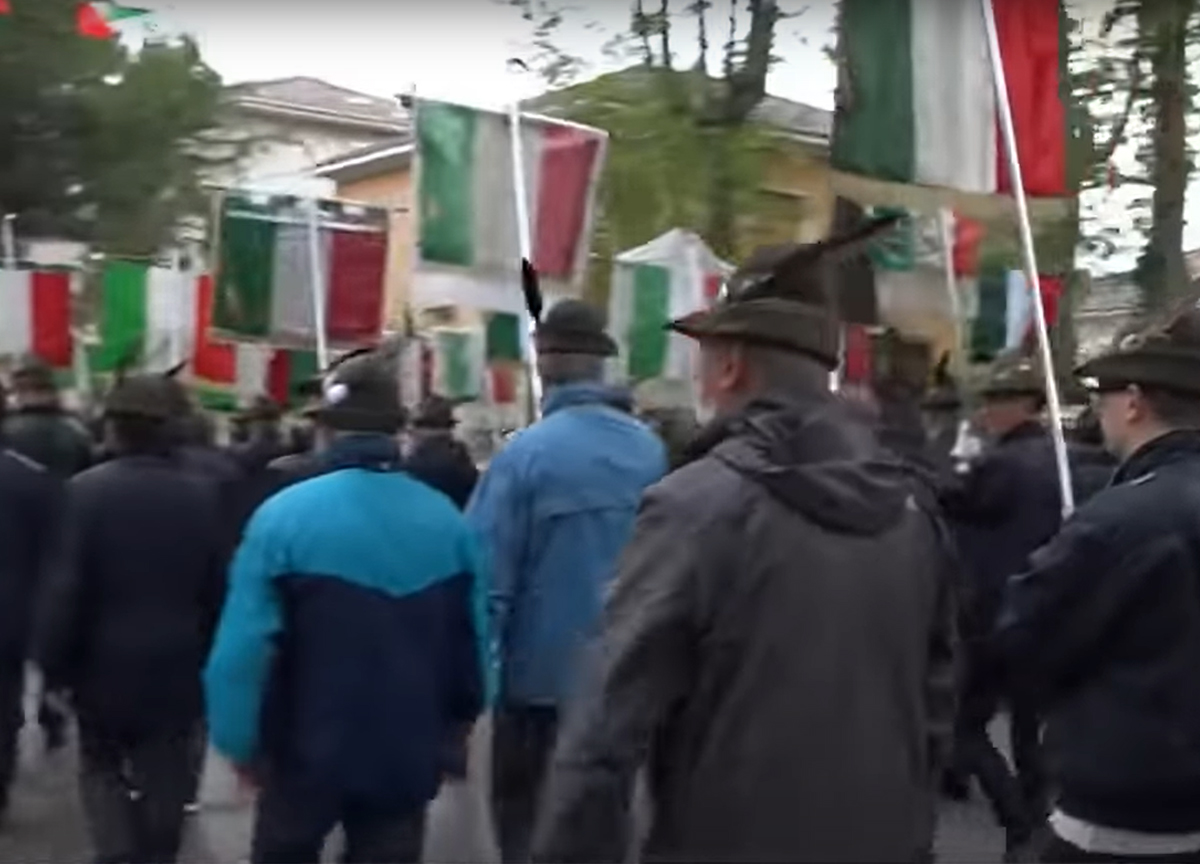 Raduno Alpini, saltano le “teste” nel Pd. Ira di Letta e dimissioni portavoce Raduno Alpini, saltano le “teste” nel Pd. Ira di Letta e dimissioni portavoce