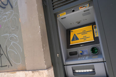 Milano, furto al bancomat. Arrestata donna in viale Monza