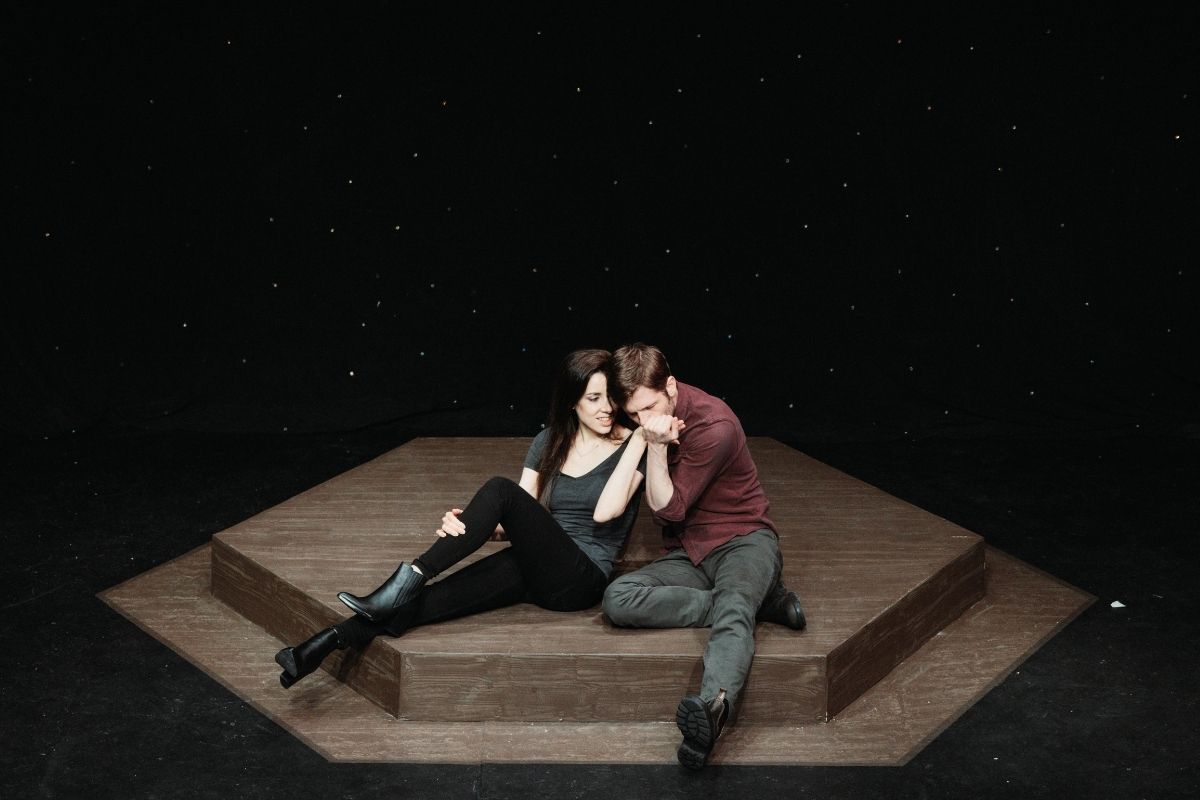 Amore, passione e viaggi nel tempo: al Teatro Belli sbarca Constellations