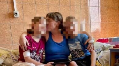 Ucraina, giovane si prende cura della mamma e della sorella senza gambe