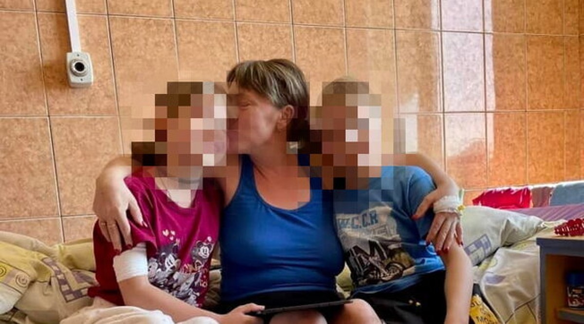 Ucraina, giovane si prende cura della mamma e della sorella senza gambe Ucraina, giovane si prende cura della mamma e della sorella senza gambe