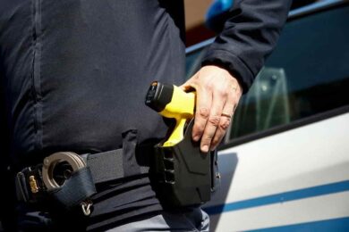 Polizia locale, Monza primo comune lombardo a dire sì ai taser