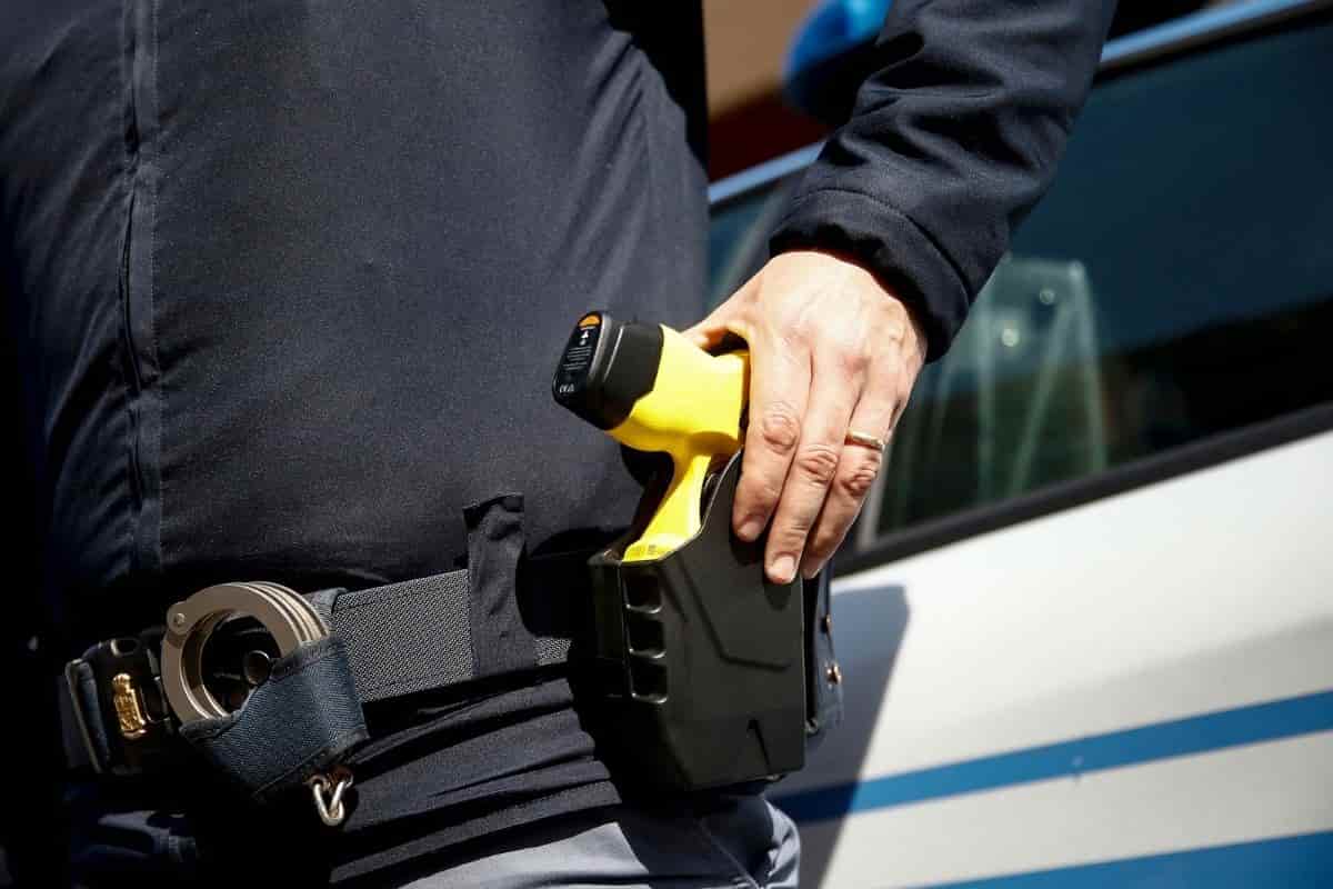 Polizia locale, Monza primo comune lombardo a dire sì ai taser Polizia locale, Monza primo comune lombardo a dire sì ai taser