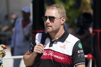 Bottas da urlo: vola con l’Alfa Romeo e nuota “senza veli” (GUARDA LA FOTO)