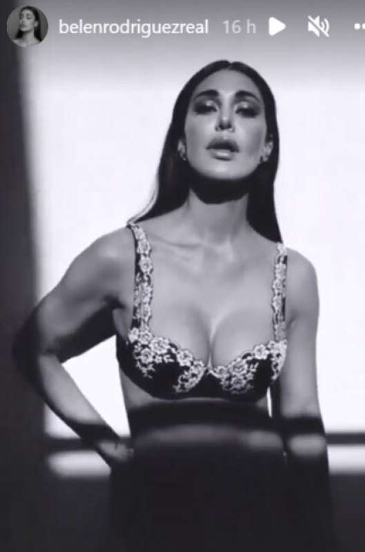 Belen Rodriguez da sogno in lingerie: ecco le foto del backstage. GALLERY Belen Rodriguez da sogno in lingerie: ecco le foto del backstage. GALLERY