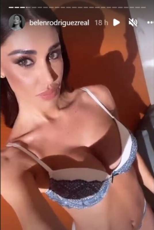 Belen Rodriguez da sogno in lingerie: ecco le foto del backstage. GALLERY Belen Rodriguez da sogno in lingerie: ecco le foto del backstage. GALLERY