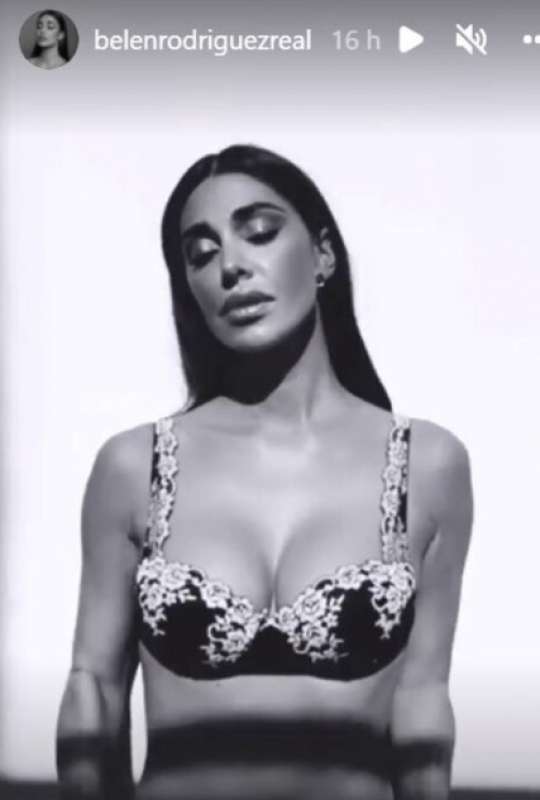Belen Rodriguez da sogno in lingerie: ecco le foto del backstage. GALLERY Belen Rodriguez da sogno in lingerie: ecco le foto del backstage. GALLERY