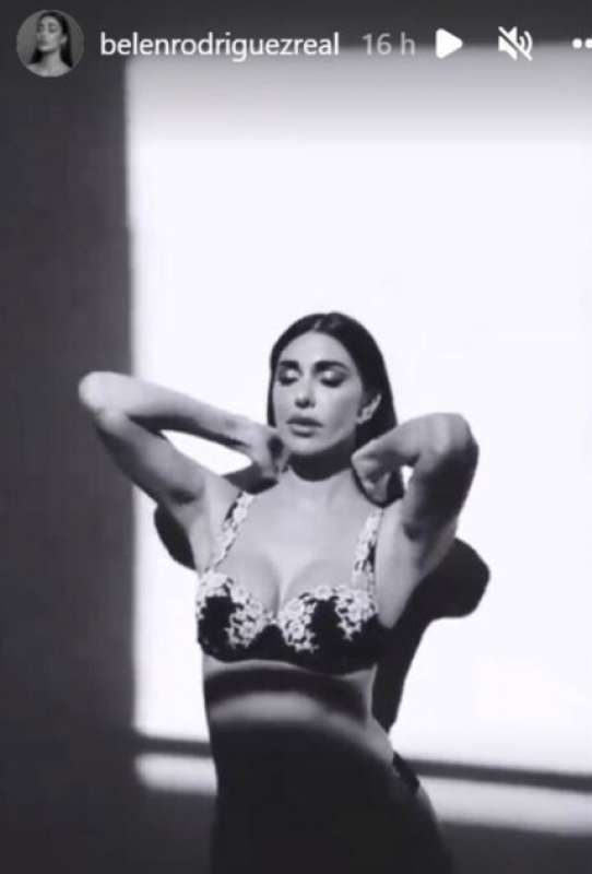 Belen Rodriguez da sogno in lingerie: ecco le foto del backstage. GALLERY Belen Rodriguez da sogno in lingerie: ecco le foto del backstage. GALLERY