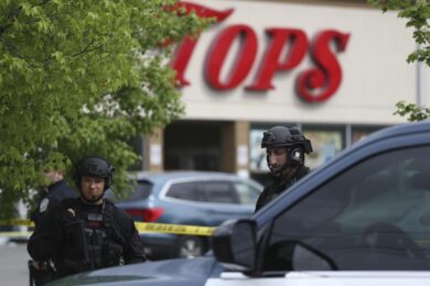 Usa, strage razzista a Buffalo: 10 morti. Trump: “Nel 2024 torno presidente”