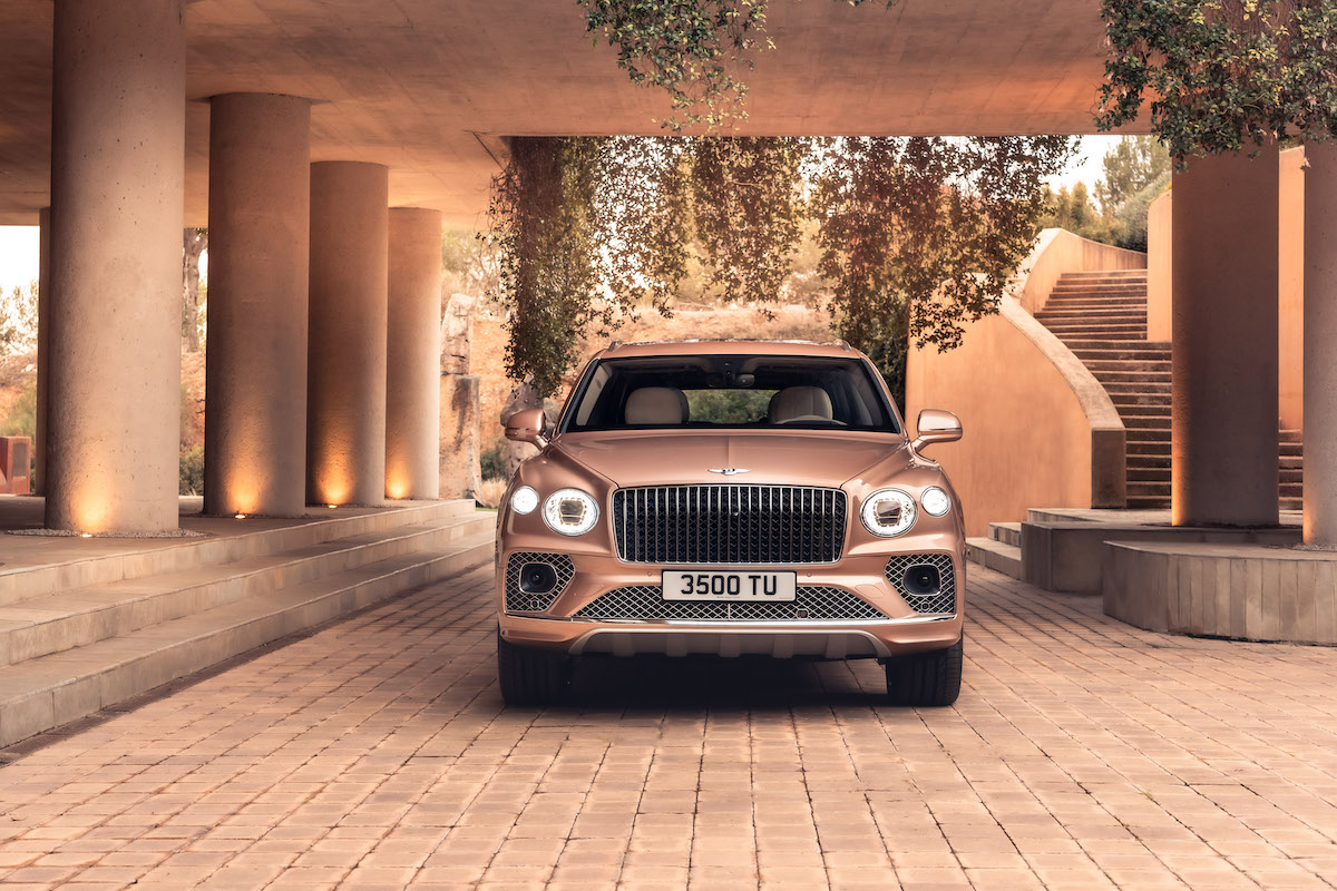Bentley Bentayga EWB: cresce il passo e aumenta il benessere