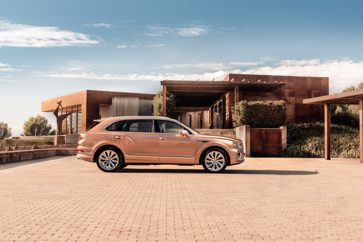 Bentley Bentayga EWB: cresce il passo e aumenta il benessere