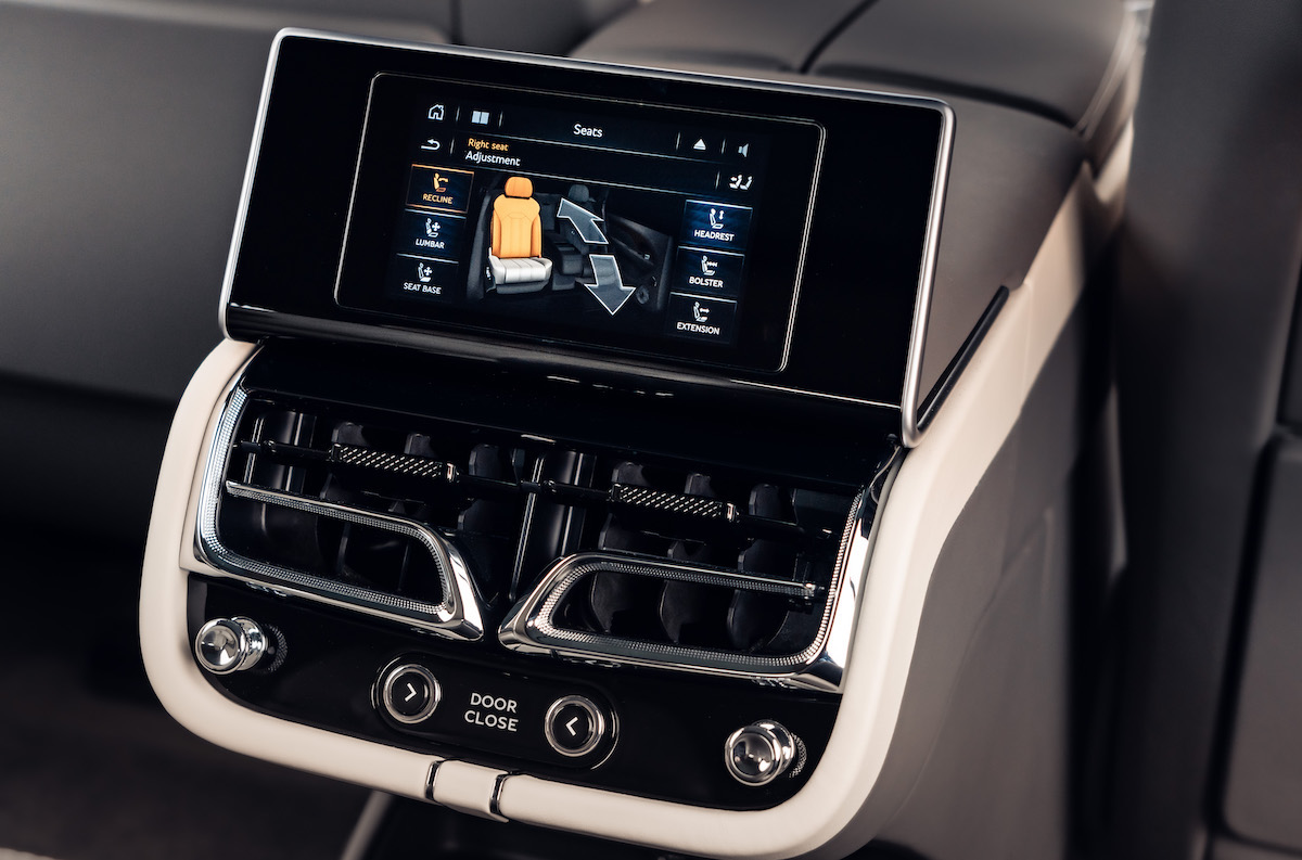 Bentley Bentayga EWB: cresce il passo e aumenta il benessere