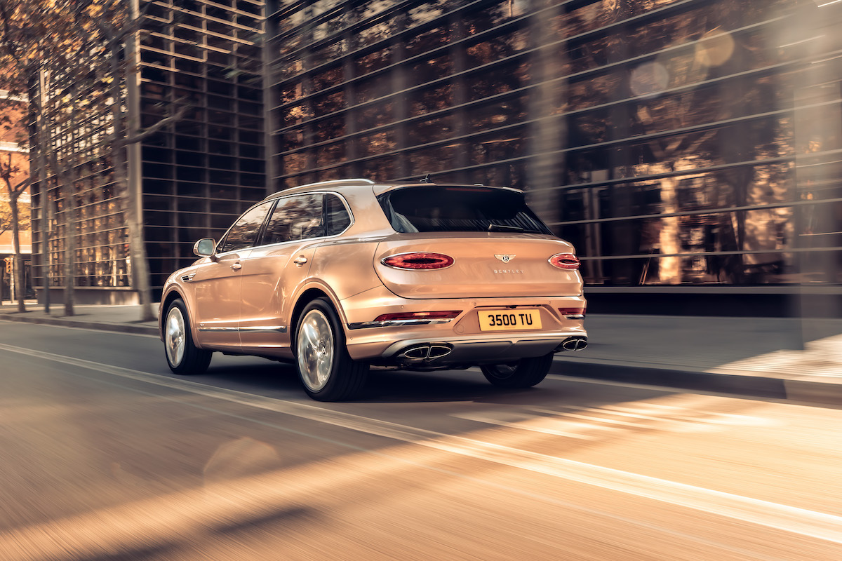 Bentley Bentayga EWB: cresce il passo e aumenta il benessere