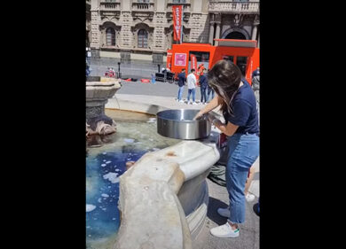 Giro d’Italia, lava una pentola nella fontana dell’Elefante a Catania: allontanata dalla Carovana