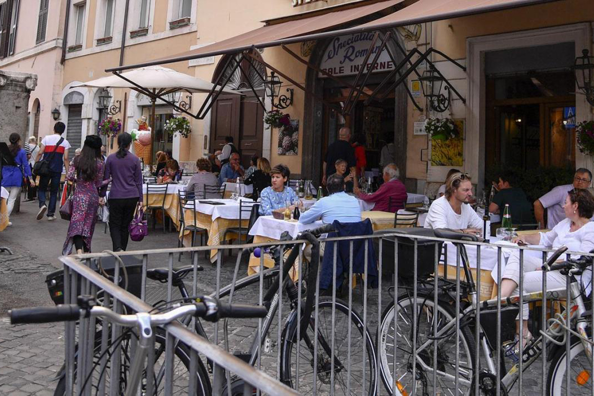 Dehors a Roma: è guerra tra residenti e ristoranti: “Sarà una bomba sociale”