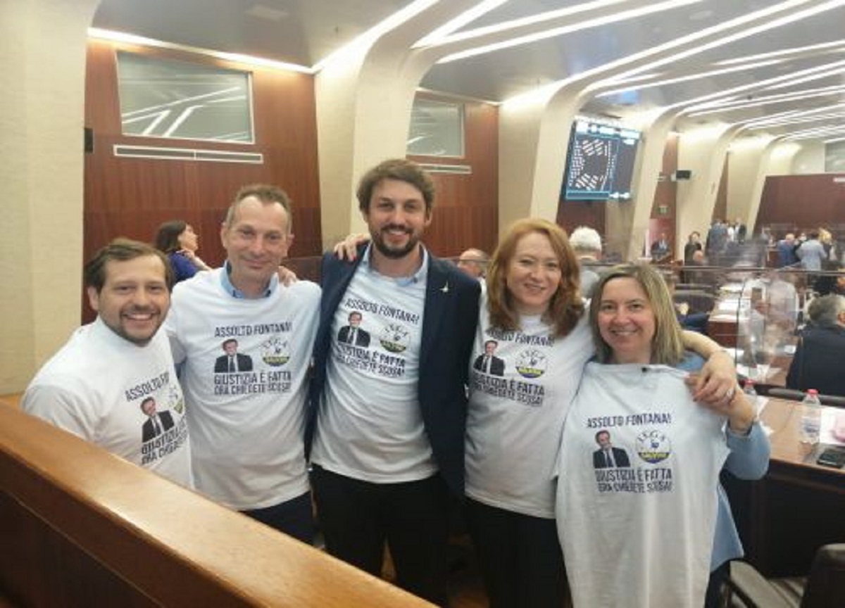 Caso camici, flash mob Lega pro Fontana: “Ora le scuse”. FOTO Caso camici, flash mob Lega pro Fontana: “Ora le scuse”. FOTO