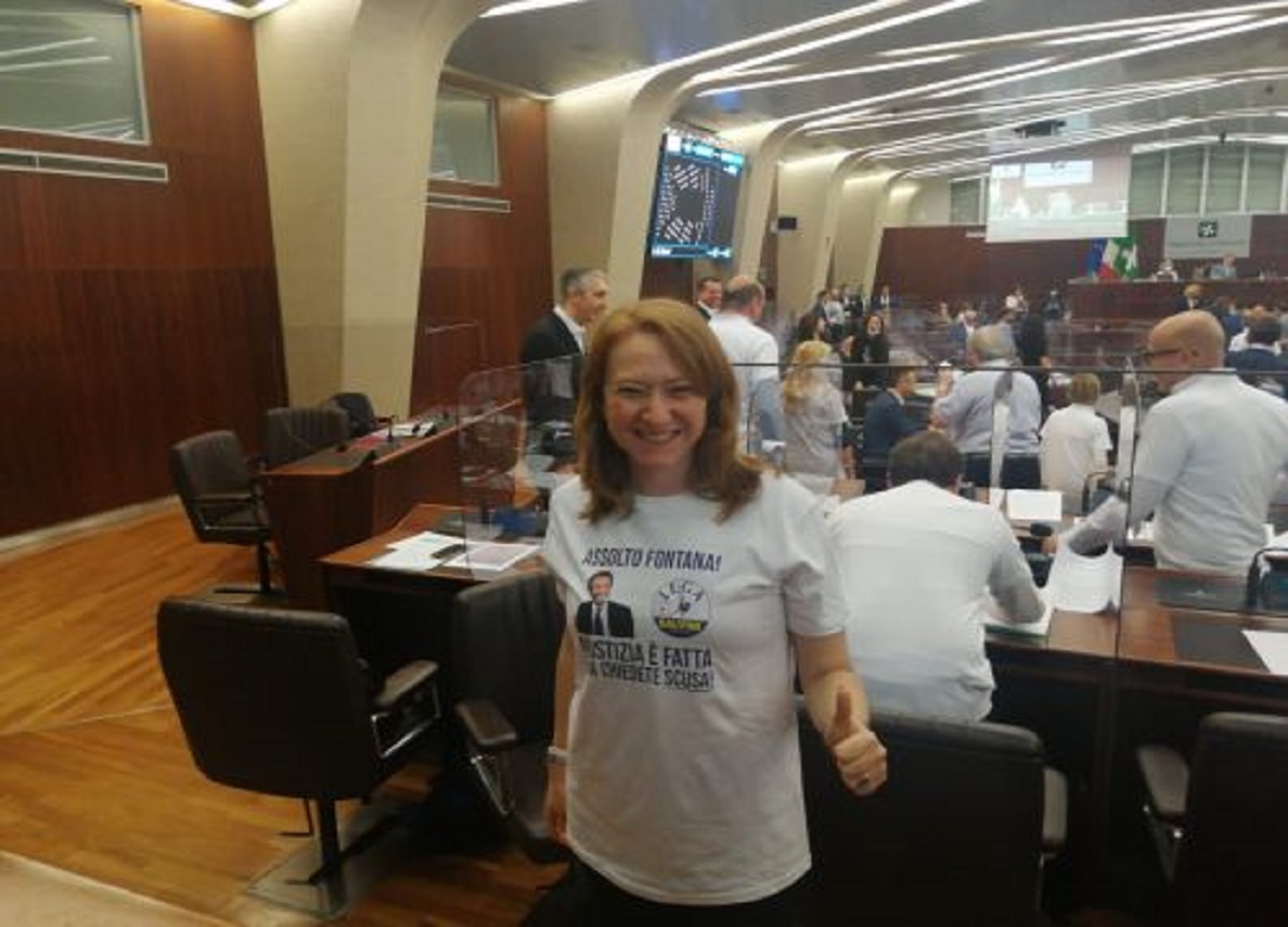 Caso camici, flash mob Lega pro Fontana: “Ora le scuse”. FOTO Caso camici, flash mob Lega pro Fontana: “Ora le scuse”. FOTO