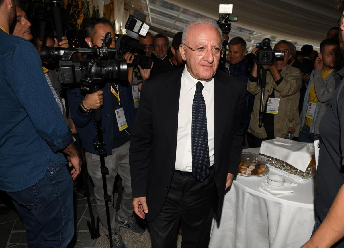 De Luca e gli esperti di “puzza”. Nuova trovata del presidente della Campania De Luca e gli esperti di “puzza”. Nuova trovata del presidente della Campania