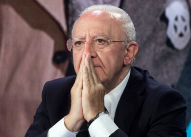 De Luca e gli esperti di “puzza”. Nuova trovata del presidente della Campania