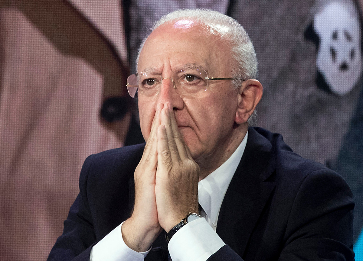 De Luca e gli esperti di “puzza”. Nuova trovata del presidente della Campania De Luca e gli esperti di “puzza”. Nuova trovata del presidente della Campania
