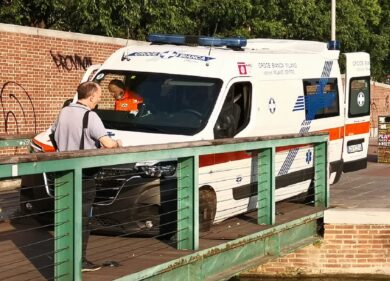 Milano, ambulanza resta incastrata sul ponte pedonale in Darsena