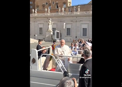 Papa Francesco show: “Come va il ginocchio? Mi servirebbe un po di tequila”