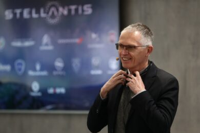 Auto, record negativo di immatricolazioni: ad aprile Stellantis perde il 30%