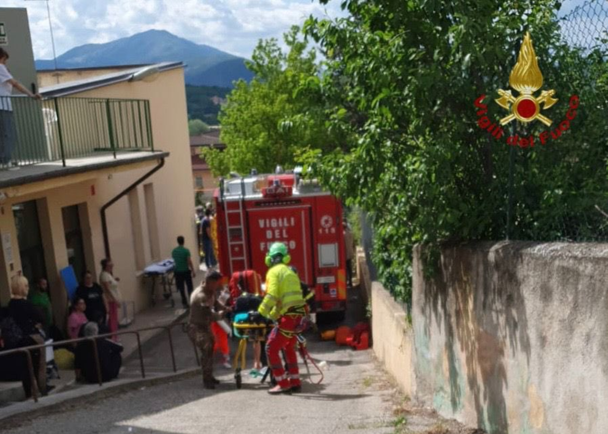 Galleria foto 'L’Aquila: auto finisce nel giardino di un asilo, morto un bimbo di 4 anni' - foto 1