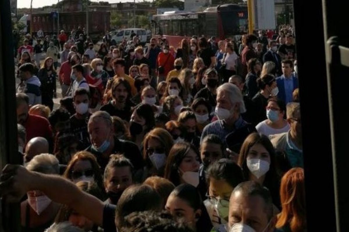 Roma-Lido, si guasta un treno: pendolari ammassati come zombie alla fermata