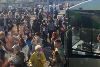 Roma-Lido, si guasta un treno: pendolari ammassati come zombie alla fermata