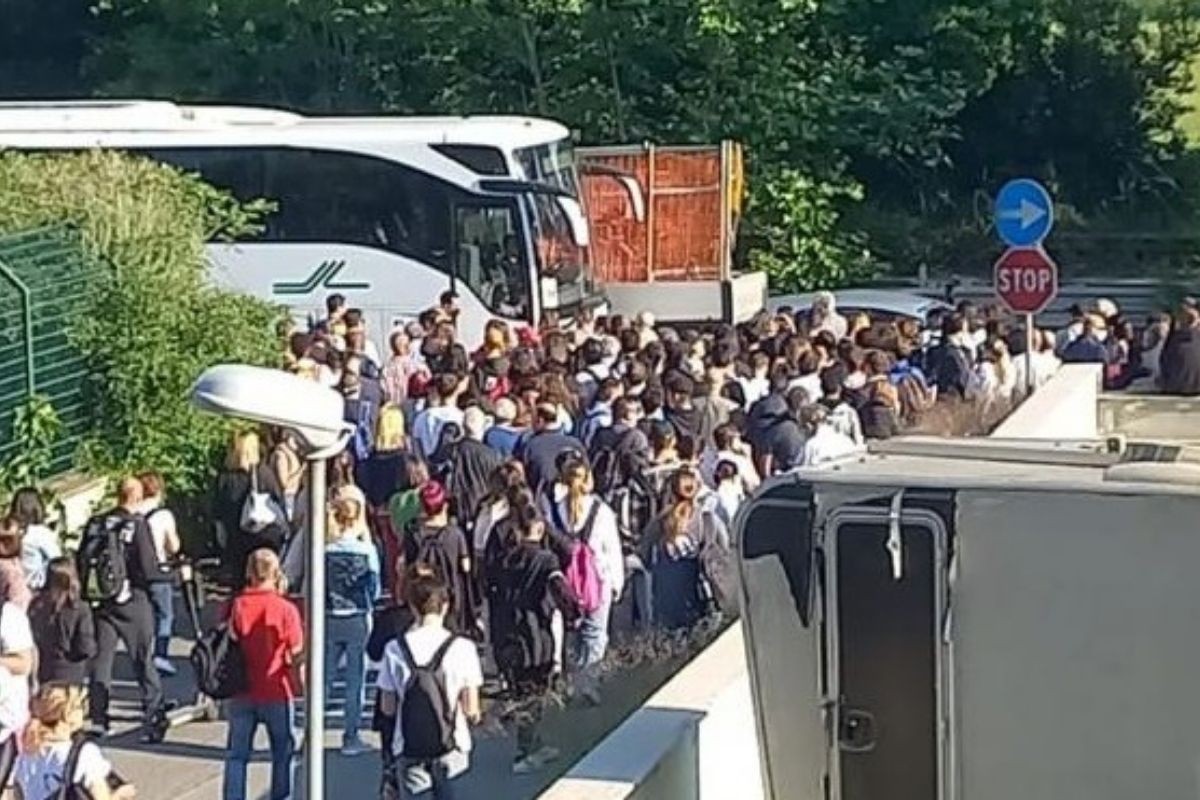 Roma-Lido, si guasta un treno: pendolari ammassati come zombie alla fermata