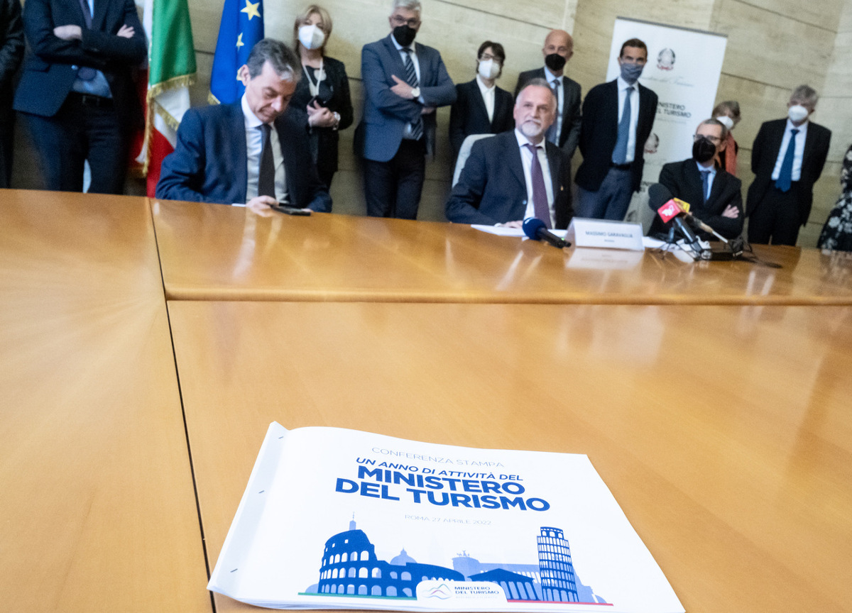 Governo, portafogli gonfi ai ministeri. A giugno gli arretrati: fino a 6.500 € Governo, portafogli gonfi ai ministeri. A giugno gli arretrati: fino a 6.500 €
