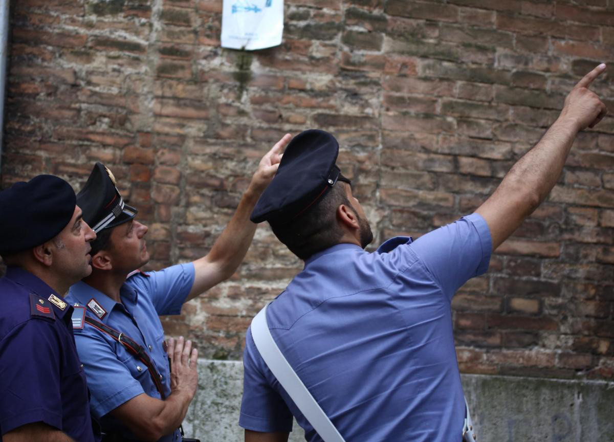 “David Rossi tenuto per i polsi e lasciato cadere”. I periti: è stato ucciso “David Rossi tenuto per i polsi e lasciato cadere”. I periti: è stato ucciso