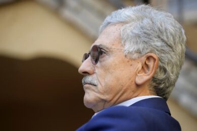 D’Alema e armi-Colombia, il caso s’allarga: nel mirino ex sindaco di Carmiano