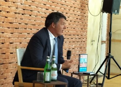 Renzi a Milano su Lombardia 2023: “Cottarelli? Non lo vedrei bene”