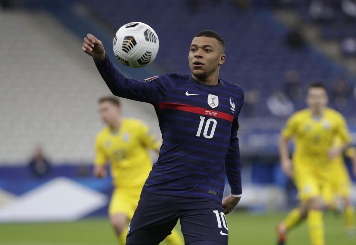 Mbappe resta al Psg con contratto da 100 milioni. “Così muore il calcio” Mbappe resta al Psg con contratto da 100 milioni. “Così muore il calcio”