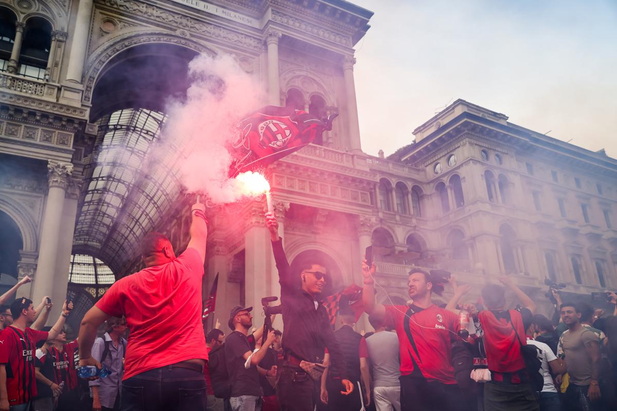 Milan scudetto: 30mila tifosi in Duomo (e Casa Milan). Cori contro Sala Milan scudetto: 30mila tifosi in Duomo (e Casa Milan). Cori contro Sala