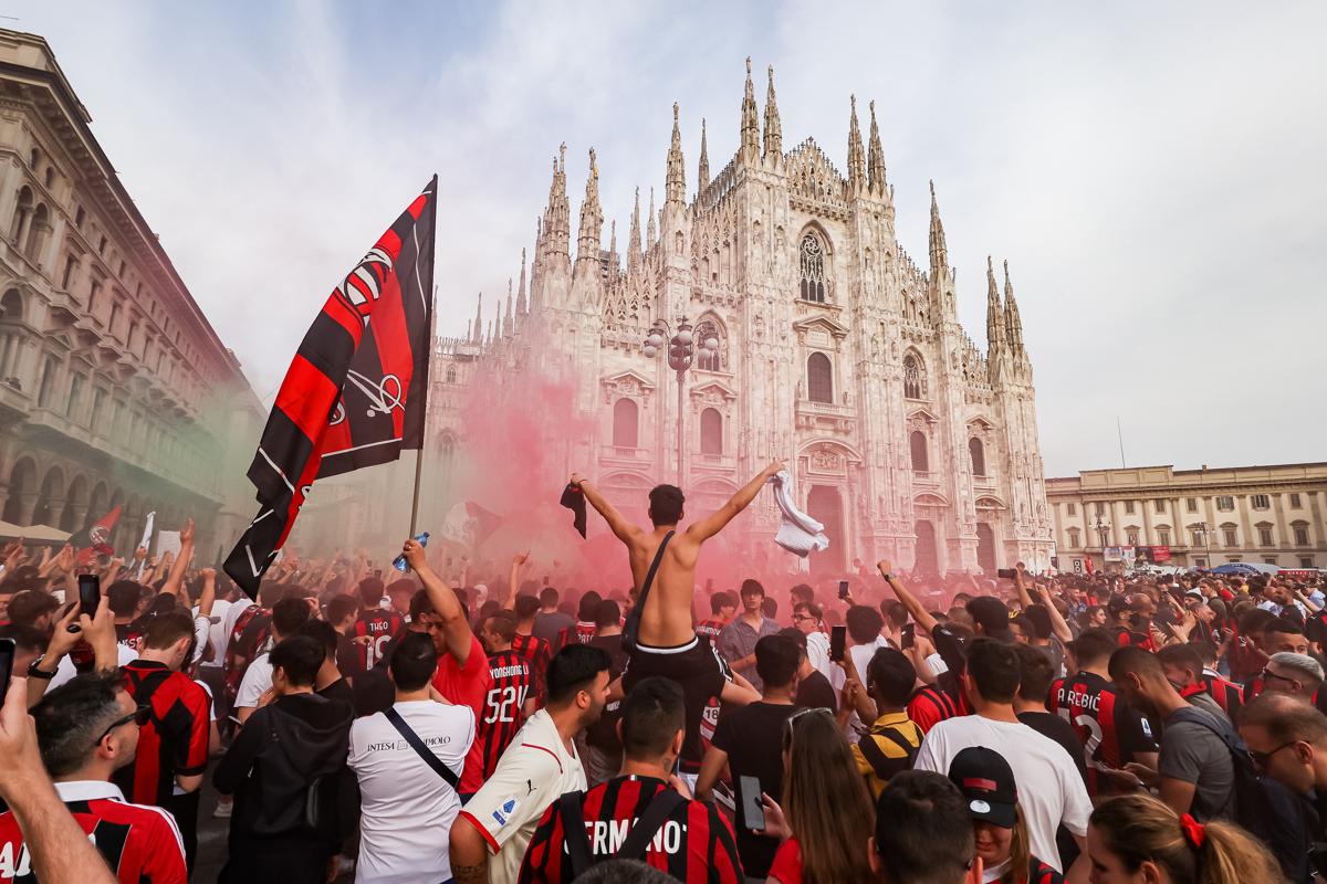 Milan scudetto: 30mila tifosi in Duomo (e Casa Milan). Cori contro Sala Milan scudetto: 30mila tifosi in Duomo (e Casa Milan). Cori contro Sala